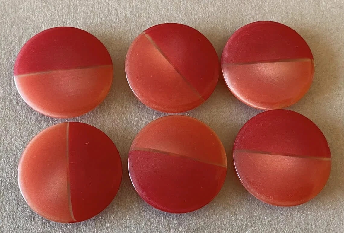 Botões Vintage Vermelhos em Dois Tons – Conjunto de 6 Botões Redondos Retrô